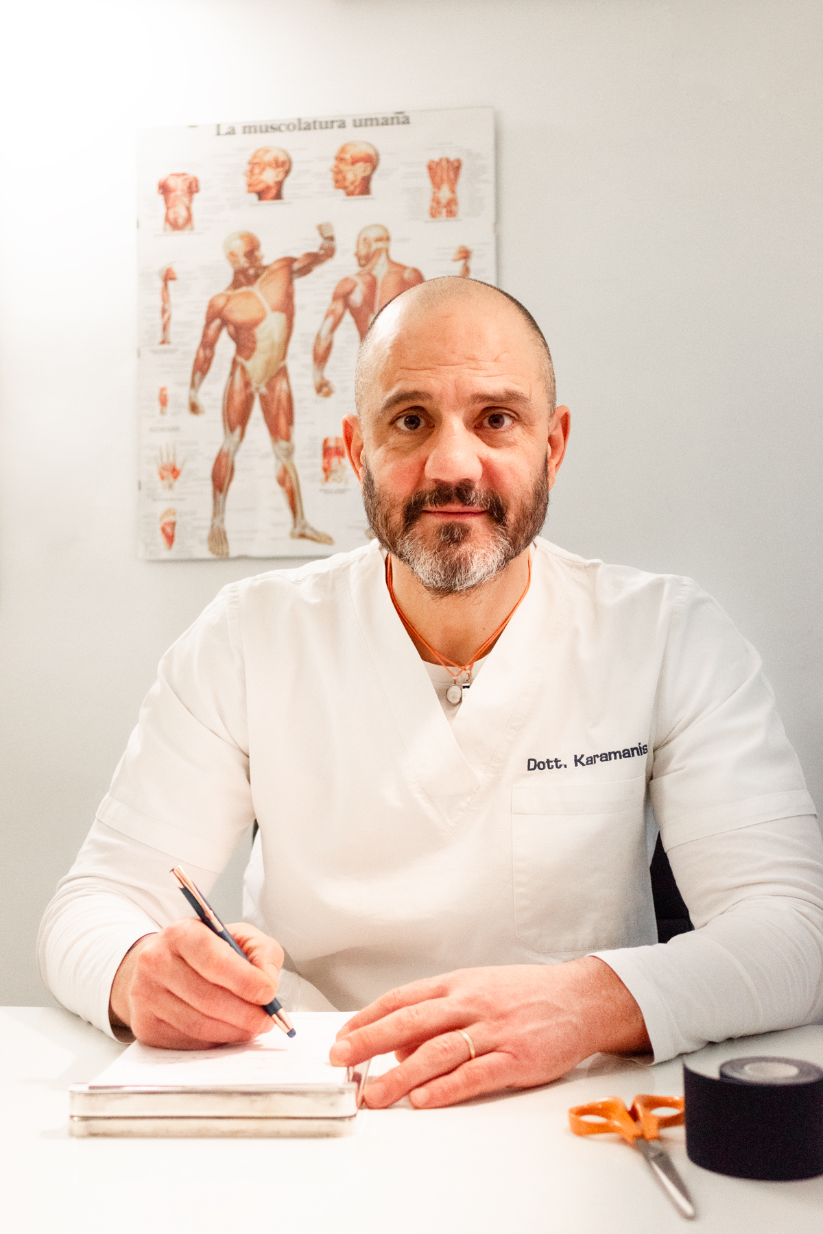 Il Dott. Karamanis nel suo studio di osteopatia in Viale Friuli a Milano