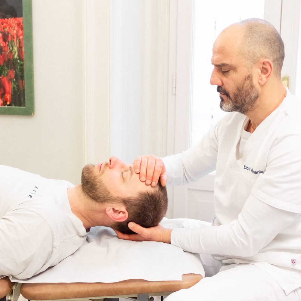 Trattamento osteopatico dell’articolazione temporo-mandibolare su un paziente disteso