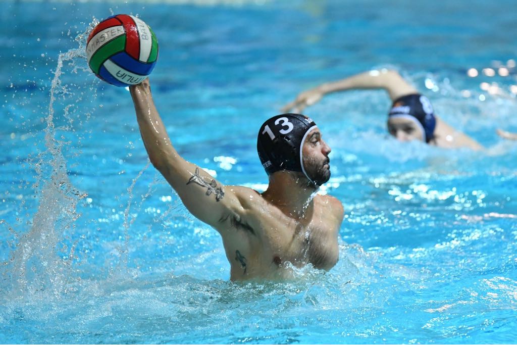 Il Dott. Panteleimon Karamanis in azione durante una partita di pallanuoto